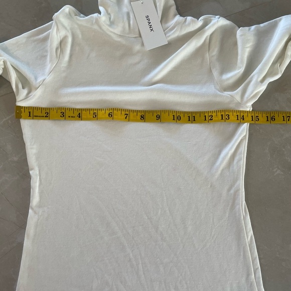 SPANX Turtleneck Size Medium Creamy Color Long Sleeve Seamless Soft Blend Fabric - Picture 3 of 6